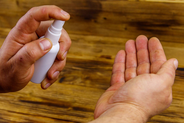 手の消毒剤を使う男の手。コロナウイルス防止の概念 - 写真・画像