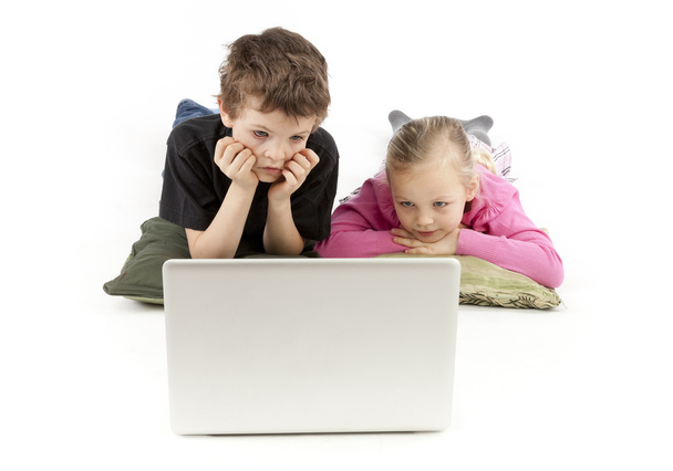 Kinder beobachten den Laptop - Foto, Bild