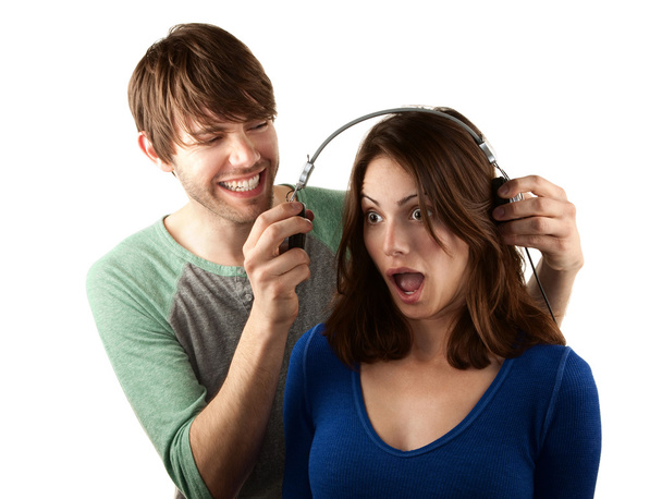 Mujer interupts hombre con auriculares
 - Foto, Imagen