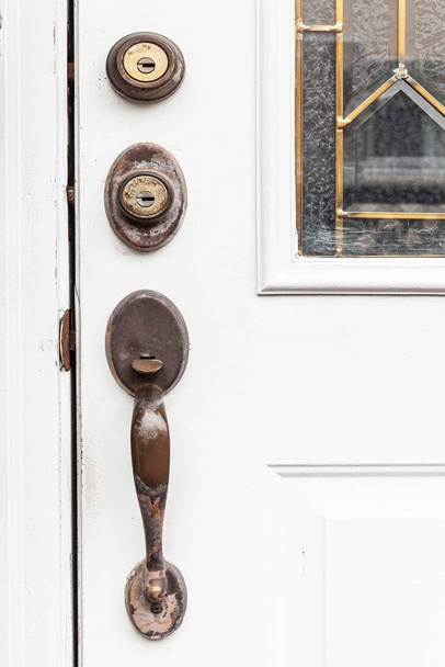 閉じる-アップ古い真鍮ドアハンドルと白い木製のドア - 写真・画像