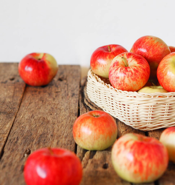 Agricultural apple background.Red early ripe apples on a wooden background. - Foto, Imagem