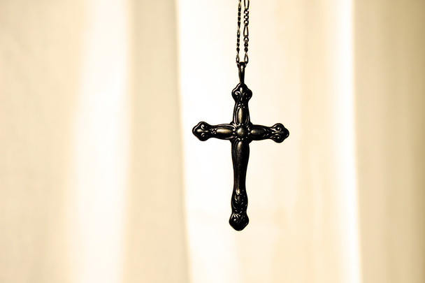 θρησκευτικό σταυρό σε ένα μενταγιόν - Φωτογραφία, εικόνα