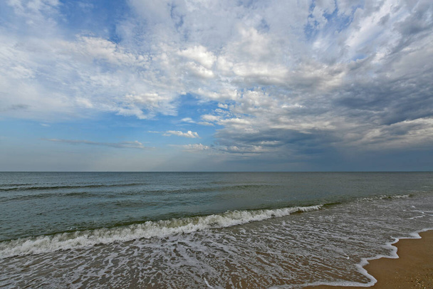 アゾフ海は東ヨーロッパの大西洋の半閉鎖的な海であり、ウクライナとロシアの海岸を洗っている。. - 写真・画像
