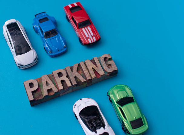 木型ブロックやおもちゃの車で書かれた言葉「駐車場」 - 写真・画像
