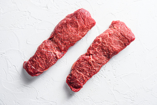 Rohe Reihe von Denver-Steak auf weißem Stein Hintergrundansicht. - Foto, Bild
