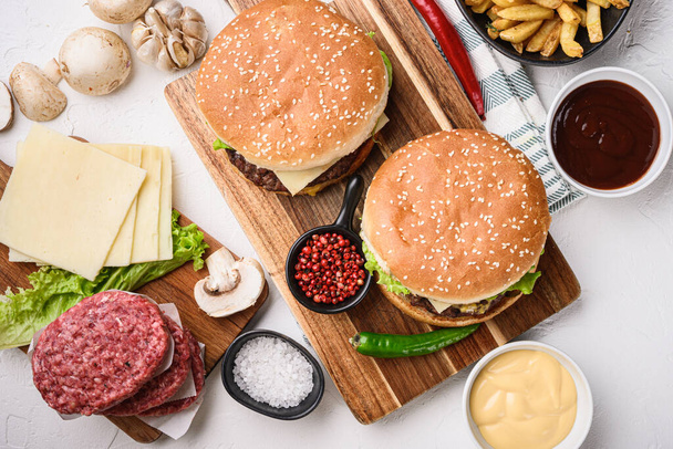 Burger mit Zutaten auf weißem Hintergrund, Draufsicht mit Kopierraum. - Foto, Bild