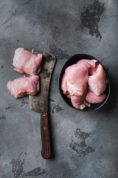 Carne di pollo su fondo grigio, posa piatta. - Foto, immagini