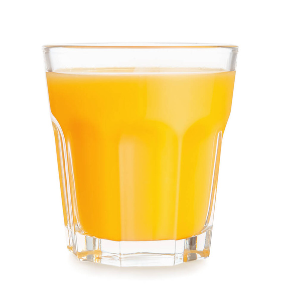 sklenice čerstvé pomerančové šťávy na bílém pozadí - Fotografie, Obrázek