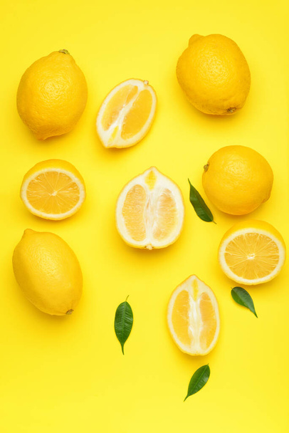 Φρέσκα λεμόνια στο φόντο χρώμα - Φωτογραφία, εικόνα