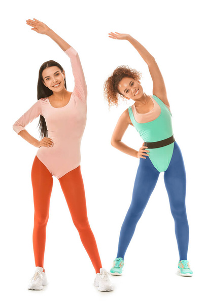Beyaz arka planda aerobik yapan genç kadınlar - Fotoğraf, Görsel