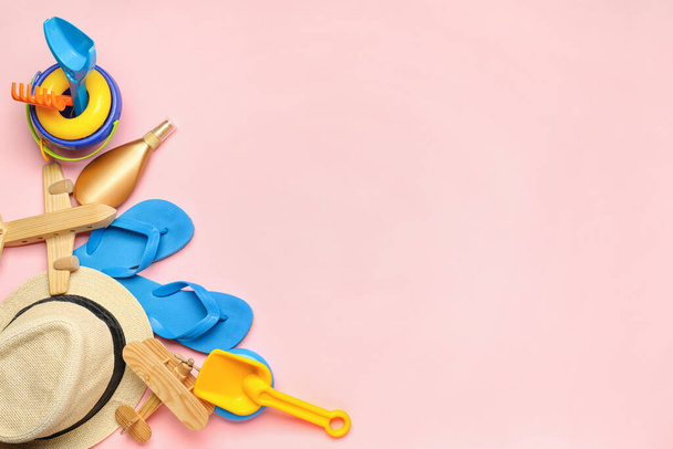 Set di accessori da spiaggia per bambini su sfondo a colori - Foto, immagini