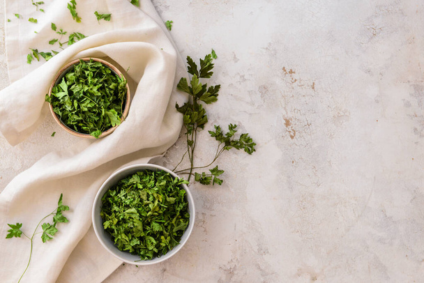 Bowls with dry parsley on light background - Photo, Image