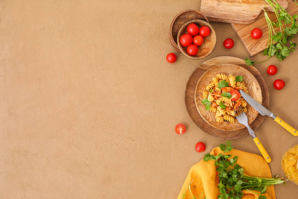 Plaat met lekkere pasta en kip op kleur achtergrond - Foto, afbeelding