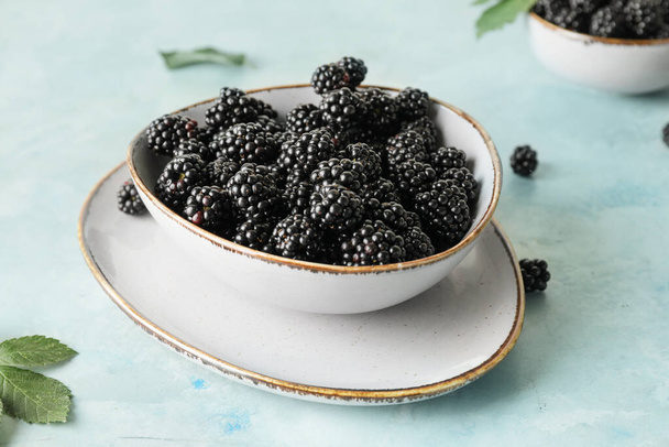 Bowl with tasty blackberry on color background - Photo, Image