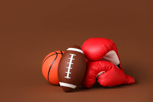Urheilu pallot nyrkkeily käsineet väri tausta - Valokuva, kuva