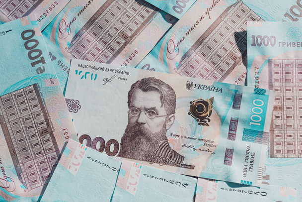 Oekraïense hryvnia in de nominale waarde van duizend hryvnia 's, textuur van duizend hryvnia-bankbiljetten close-up.2021 - Foto, afbeelding