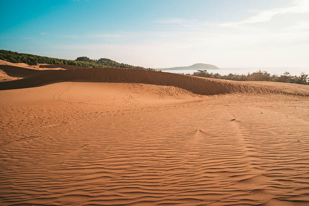 Red Sand Dunes Binh Thuan, В'єтнам. Муй-Ні є популярним місцем для подорожей з довгою береговою лінією.. - Фото, зображення