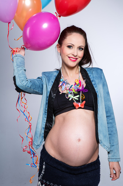 Pregnant woman with colorful balloons - Foto, immagini
