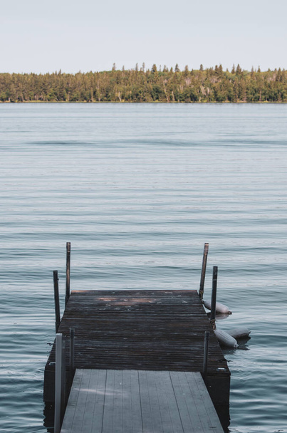 Mañana tranquila en un muelle en el lago del niño en el Parque Provincial de Duck Mountain, Manitoba, Canadá - Foto, imagen