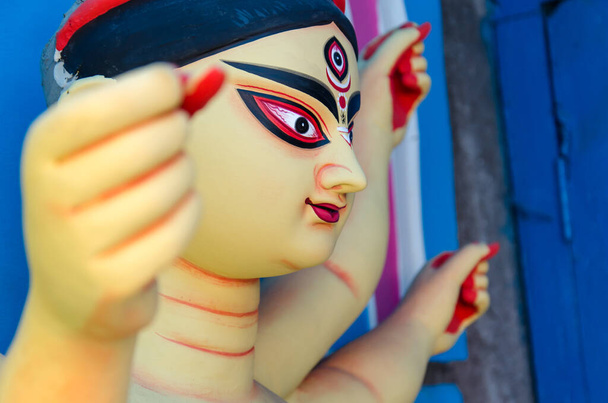 Nahaufnahme der Hindu-Göttin Durga mit selektivem Fokus - Foto, Bild