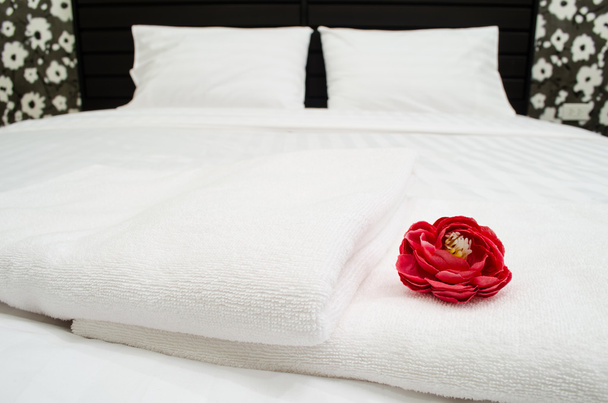red rose on white towel in hotel room - Photo, Image