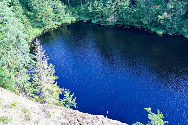 Widok na jeziorko z góry w Szwecji - Zdjęcie, obraz
