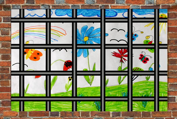 Окно тюрьмы с решетками и детским рисунком
 - Фото, изображение
