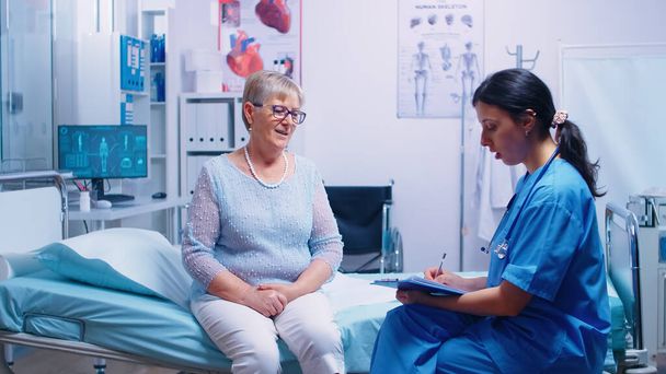 Diskuse se zdravotní sestrou v moderní nemocnici - Fotografie, Obrázek