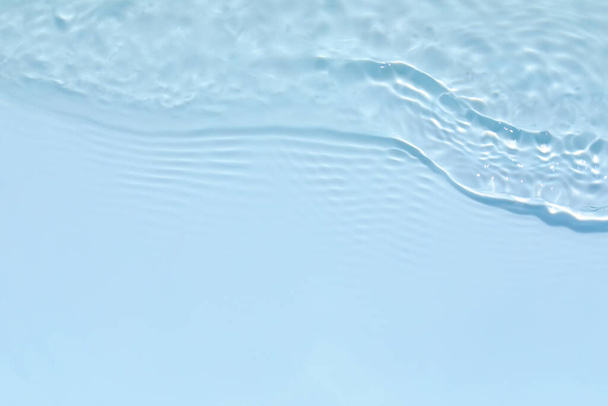 läpinäkyvä sininen värillinen kirkas rauhallinen veden pintarakenne  - Valokuva, kuva