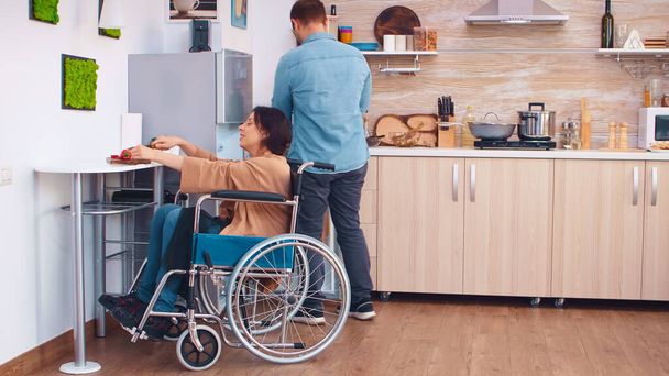 Femme avec paralysie des jambes en fauteuil roulant - Photo, image
