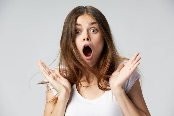 Σοκαρισμένη γυναίκα ανοιχτό στόμα χέρια κοντά στο πρόσωπο συναισθήματα  - Φωτογραφία, εικόνα