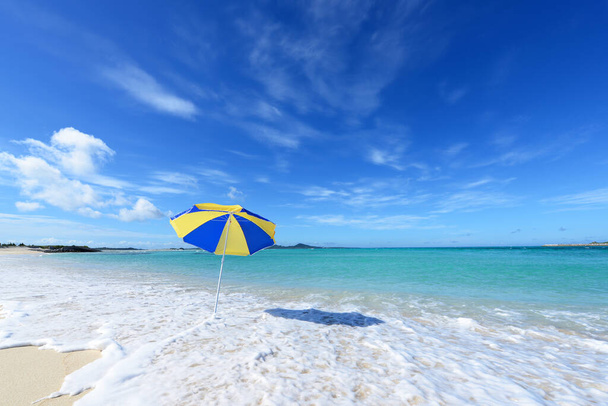 Cielo de verano y hermosa playa de Okinawa - Foto, imagen
