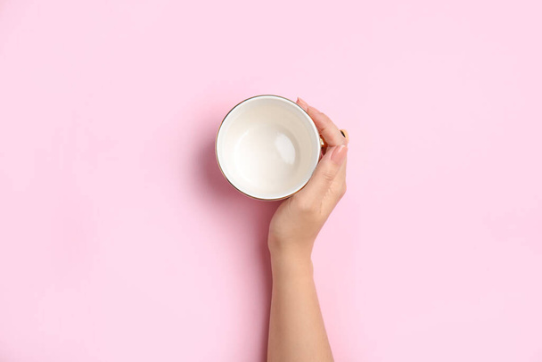 Woman with empty cup on light pink background, top view - Fotografie, Obrázek