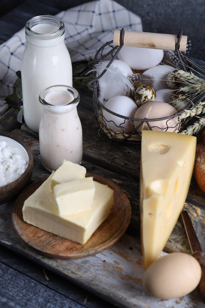 sortiment mléčných výrobků na dřevěné desce - Fotografie, Obrázek