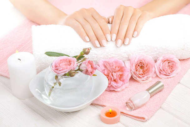 beautiful pink manicure with pink tea roses,manicure set, on the white and pink towels. spa concept - Fotoğraf, Görsel