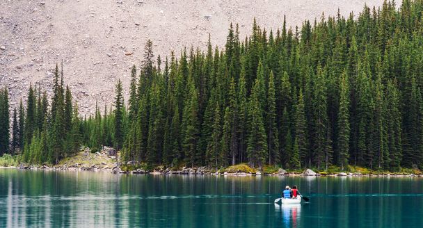 мальовничий краєвид з озером і горами в Банф національному парку (Альберта, Канада). - Фото, зображення