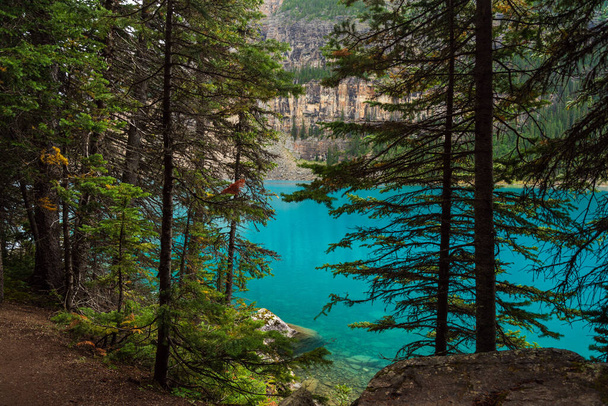 Wunderschöne Landschaft mit smaragdgrünem See und malerischen Bergen im Banff Nationalpark, Alberta, Kanada - Foto, Bild