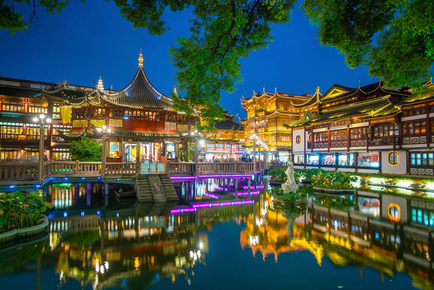 Шанхай, Китай, вид на традиционный район Yuyang Garden при свете - Фото, изображение