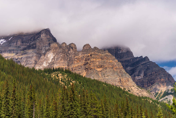 величественный пейзаж с живописными горами в Альберте, Канада - Фото, изображение