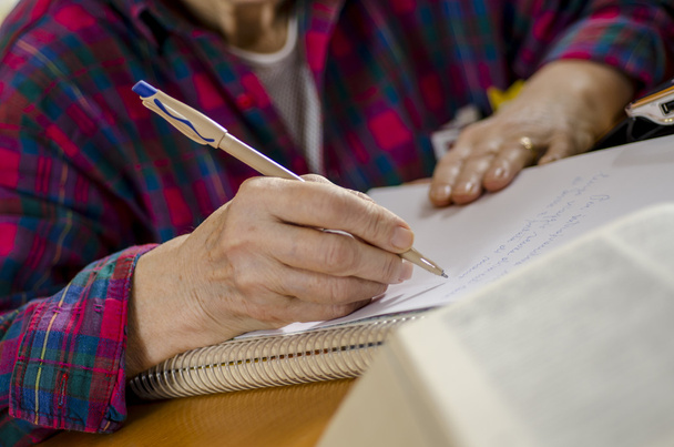 elderly woman writing - Φωτογραφία, εικόνα