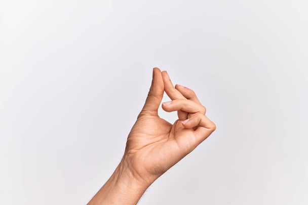 Mão de jovem caucasiano mostrando os dedos sobre fundo branco isolado estalando os dedos para o sucesso, fácil e clique gesto símbolo com a mão - Foto, Imagem