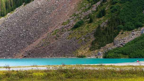 paisaje escénico con lago y montañas en el parque nacional Banff, Alberta, Canadá - Foto, imagen