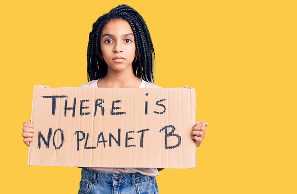 Aranyos afro-amerikai lány gazdaság nincs bolygó b banner gondolkodás hozzáállás és józan kifejezés keres magabiztos  - Fotó, kép