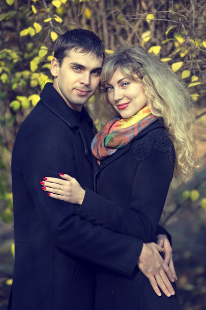 Boy and a girl in the autumn park - Valokuva, kuva