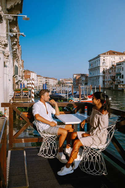 coppia di uomini e donne in viaggio a Venezia, strade colorate con canali Venezia - Foto, immagini