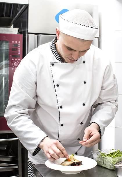 Кухар готує їжу на кухні
 - Фото, зображення