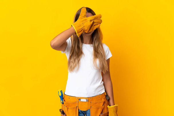 Молода іспаномовна електрична жінка над ізольованою жовтою стіною покриває очі руками. Не хочу щось бачити
 - Фото, зображення
