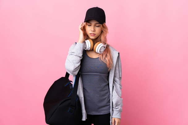 Adolescente mulher esporte com saco de desporto sobre fundo isolado com dor de cabeça
 - Foto, Imagem