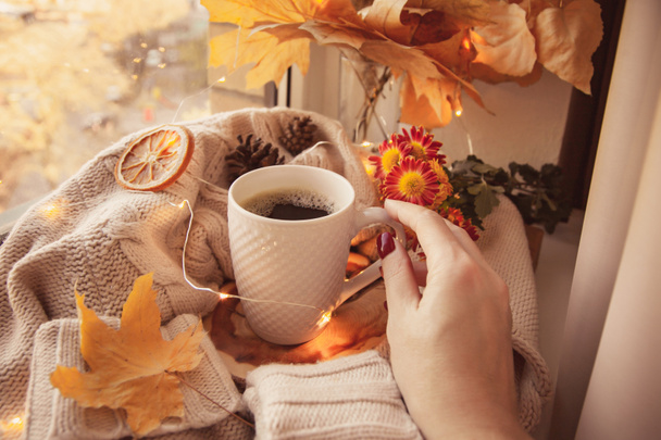 Acogedor Bodegón de otoño en el alféizar de la ventana en el estilo de instagram. - Foto, imagen