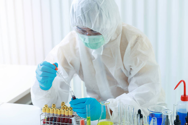 A kutatók vérmintákat vizsgálnak a laboratóriumban. Kutatók találmányai vakcinák kezelésére COVID-19 vírus. - Fotó, kép